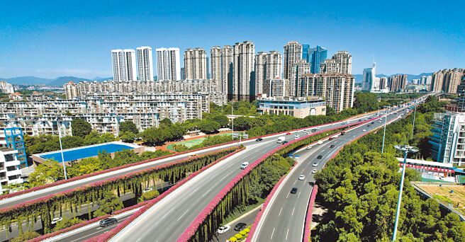 世界银行最新报告指出，预期中国2023年GDP年增率为4.3％，惟保持经济增长重回合理区间已成为北京当局共识。明年经济增长目标订在5％，似乎已经成为「底线」。图为福州城市一景。（中新社）