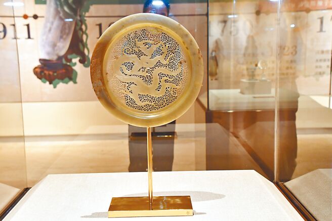 故宫国宝在彰化县立美术馆展出，「北宋或辽玉龙纹盘」让民眾可以360度欣赏龙形精雕。（吴敏菁摄）