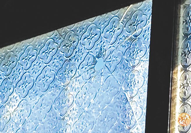 民进党台南市议员吴通龙服务处20日遭不明物体射穿玻璃窗，留下1个直径约1.8公分的孔洞。（张毓翎摄）