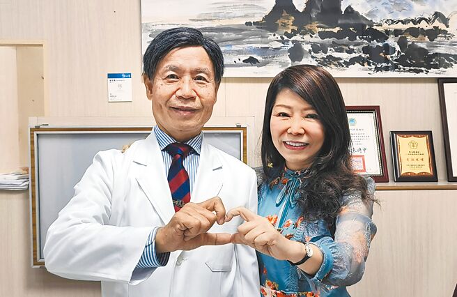 台東縣醫師公會理事長何活發（左）與妻子尤素珠結婚40年，鶼鰈情深。（莊哲權攝）