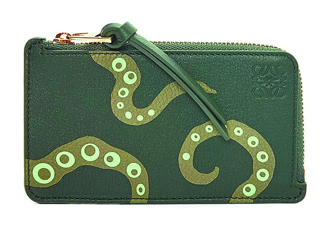 Loewe与英国艺术家Bernard Leach合作，由他设计出动物图腾结合Loewe零钱包，深具童趣感。（Loewe提供）