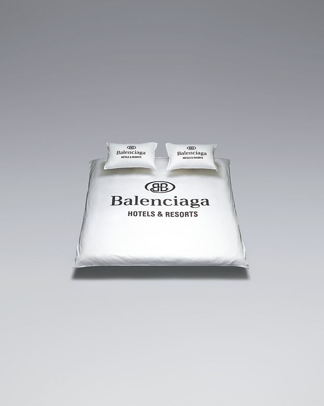 Balenciaga超狂送礼首选，床包组合。（Balenciaga提供）