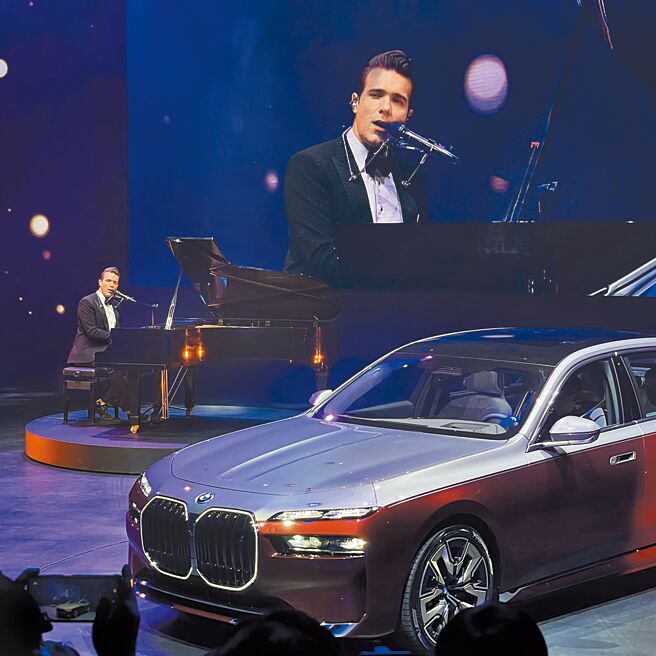 乔纳森罗克斯茅斯自弹自唱Billy Joel的经典歌曲《Piano Man》。（陈大任摄）