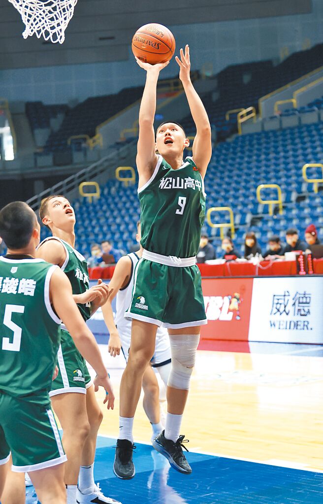 松山高中黃上銘走出預賽投籃手感低潮，複賽首戰三重商工10投6中拿下14分。（高中體總提供）