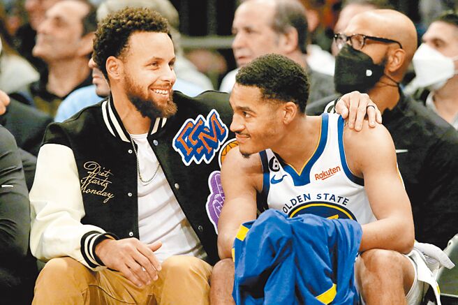 勇士当家射手柯瑞（左）因伤缺阵，作客纽约只能在场边叮咛普尔。（路透）