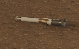 毅力號抛出火星土壤樣品管 等待送回地球