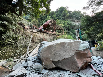 「10米巨石」砸毀三峽濟公廟！廟公夢中「震醒」爬出瓦礫堆獲救