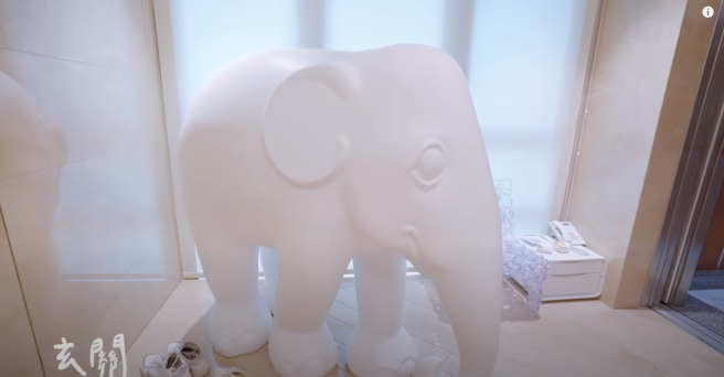 玄關有隻大象。（圖／YT@關穎）