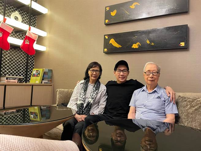 品冠（中）日前受邀赴馬來西亞出席活動，特地趁空檔陪伴父母。（種子音樂提供）