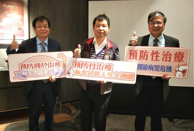 台湾血栓暨止血学会理事长彭庆添（左起）、台湾血友病协会理事长周瑞钦、三军总医院血友病中心主任陈宇钦共同呼吁，针对出血问题严重的中度血友病患者，应採取预防性治疗。