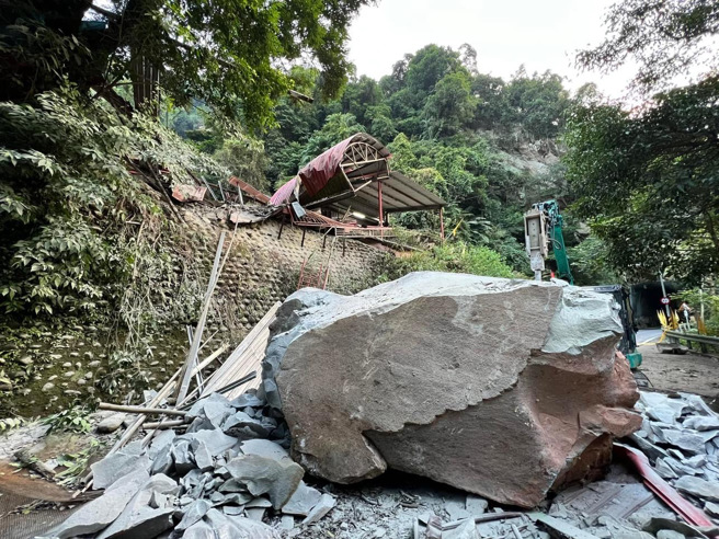 「10米巨石」砸毁三峡济公庙！庙公梦中「震醒」爬出瓦砾堆获救。(叶庭欣/翻摄)