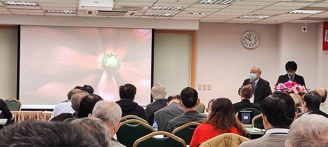 中华核能学会今天召开会员大会及论坛，核能学会理事长、清华大学工科系特聘教授李敏指出，若要解决缺电危机、迈向碳中和之路，利用不排碳的核电小型模组反应器（SMR）将是解方。（林良齐摄）