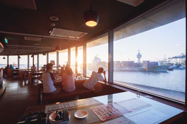 园区内超人气高字塔旋转餐厅，可360度旋转观赏大船入港，并将于新春期间1/22~1/26(初一至初五)推出期间限定年菜套餐。(图/高雄市政府文化局提供)