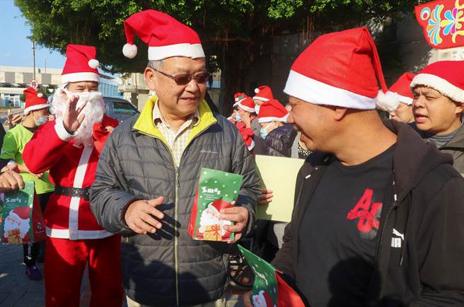赖峰伟致赠每人一份小礼物，他感性跟大家告别，说过2天就要离开县长的岗位了，天下没有不散的筵席，希望澎湖能越来越好。（张茂雄摄）