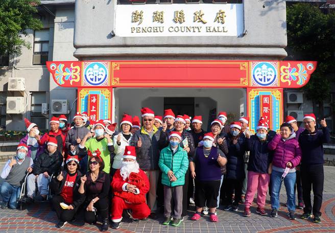 澎湖县惠民启智中心与慢飞天使协会的孩童，一早就穿着耶诞装到澎湖县政府报佳音，赖峰伟也戴上圣诞老公公的帽子，亲自出面接待这些天使。（张茂雄摄）