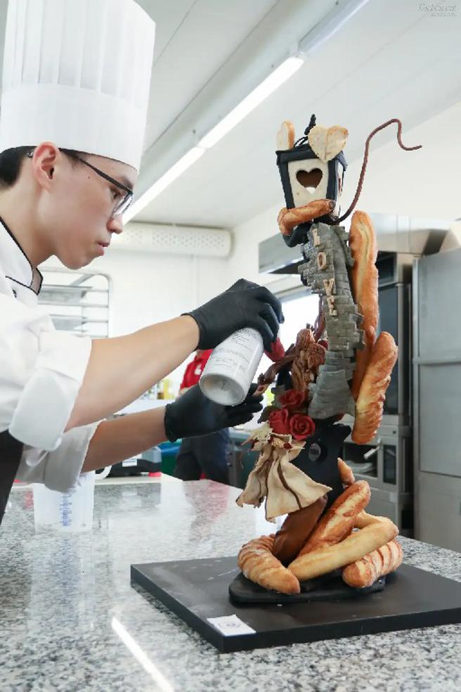 烘焙管理系4年级的蔡呈杰娴熟应对，成品口感赢得青睐，艺术麵包造型不落俗套，获取优胜。(国立高雄餐饮大学提供)