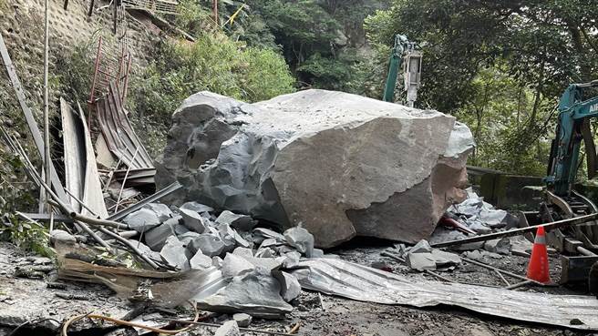 三峡添福路凌晨滚落巨石，压毁半山腰济公庙。（警方提供）