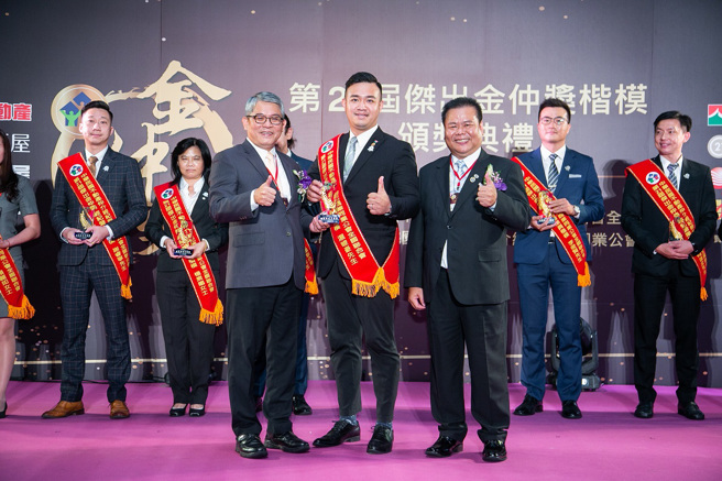 信義房屋台中七期重劃店專案經理温峻豪（中）榮獲2022金仲獎不動產經紀營業員楷模殊榮。（圖/信義房屋提供）