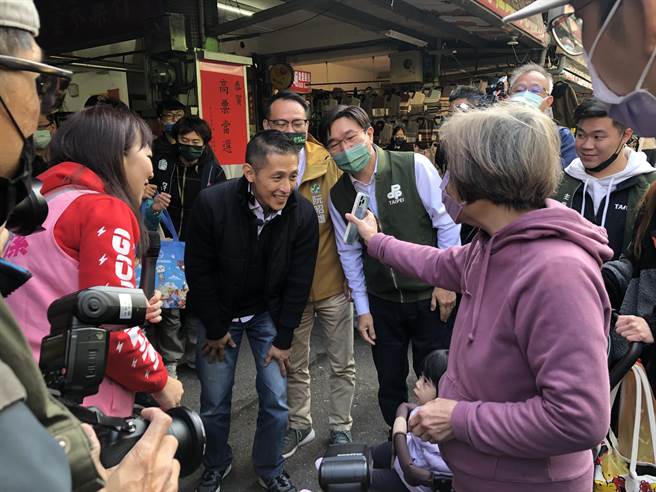 台北市議員阮昭雄23日陪同民進黨立委補選候選人吳怡農赴南京、武昌市場掃街拜票。（張芷瑜攝）