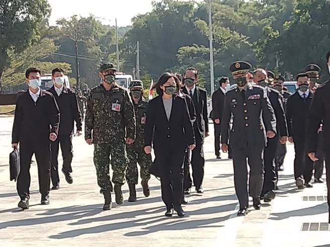 陆军43炮指部考潭营区今日上午落成启用，蔡英文总统在国安会秘书长顾立雄及国防部长邱国等人陪同下亲自南下高雄市仁武区考潭营区剪彩及揭牌。(林雅惠摄)