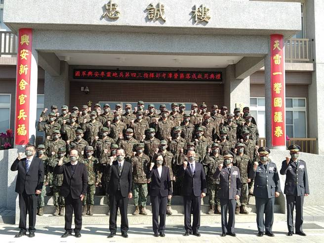 陆军43炮指部考潭营区今日上午落成启用，蔡英文总统在国安会秘书长顾立雄及国防部长邱国等人陪同下亲自南下高雄市仁武区考潭营区剪彩及揭牌。(林雅惠摄)