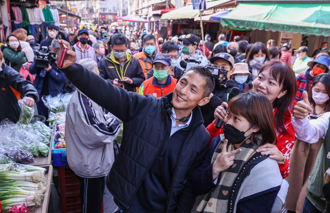 台北市第三選區立委補選民進黨候選人吳怡農（中）23日前往南京市場，爭取攤商及民眾支持。（羅永銘攝）
