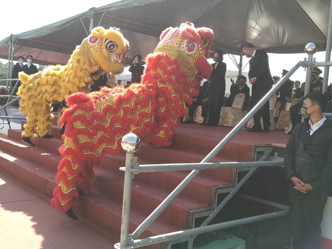 官兵特别再总统及贵宾前表演龙狮献瑞带来好彩头。(林雅惠摄)