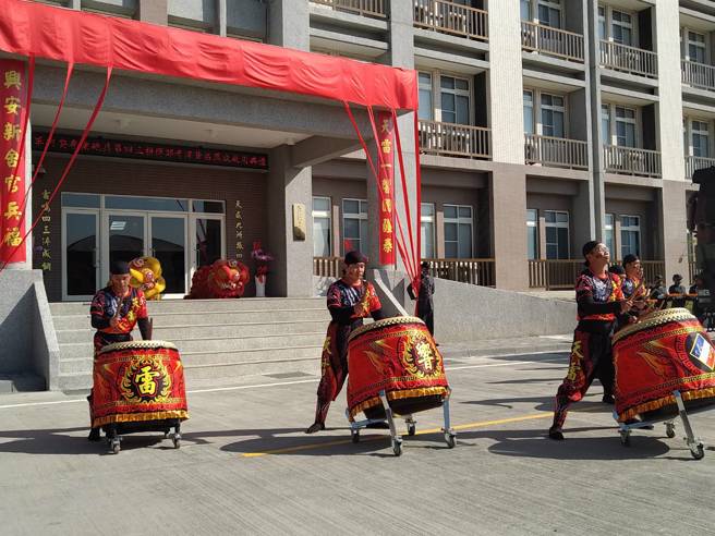 官兵特别再总统及贵宾前以鼓队及表演龙狮献瑞带来好彩头。(林雅惠摄)