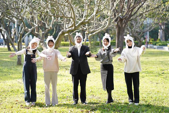 新竹县府在跨年元旦举办精彩活动，参加元旦健走完赛后可获得限量兔耳造型的兔年纪念帽。（新竹县府提供／邱立雅竹县传真）