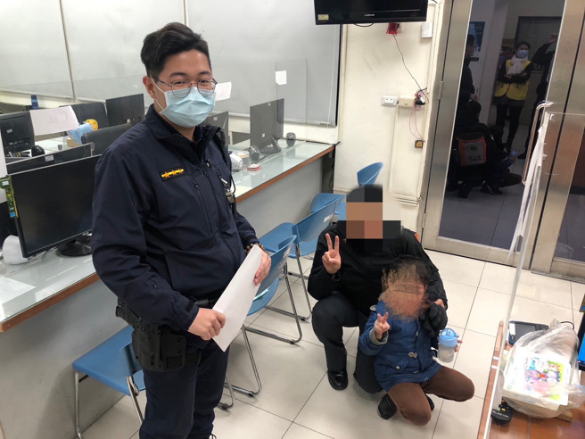 桃园一名5岁苏姓男童19日等放学时，以为爸爸在外接他，自己跑到幼儿园外面走失3公里才被发现，所幸警方顺利找到男童。（翻摄照片）