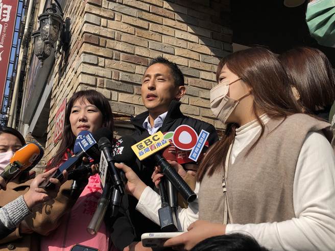 民进党北市立委补选候选人吴怡农拒绝对手王鸿薇辩论的战帖，对此，被国民党批评此举是「怯战」的行为，对此，吴怡农回应，他提出多项政见，却没看到对手针对政见有实质跟建设性的批评，说他怯战笑一笑就好。（张芷瑜摄）