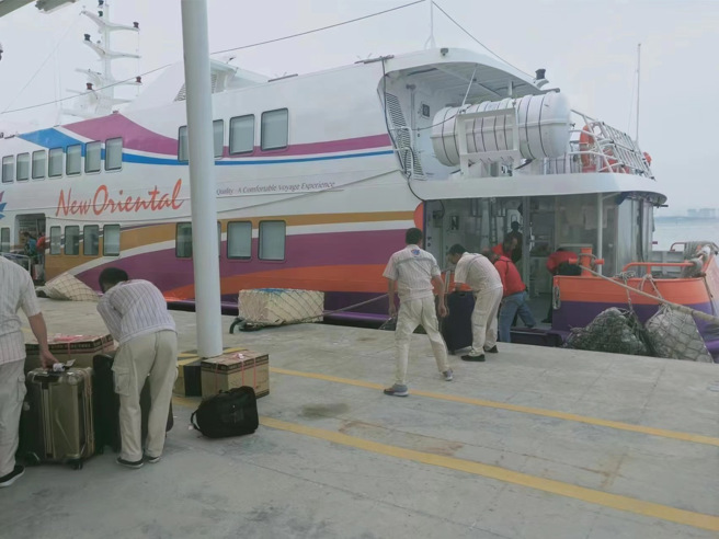 新东方客轮到港停靠五通客运码头。(照片/厦门台商协会提供)