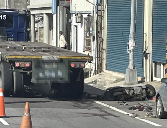 苗栗县发生一起死亡车祸，一名82岁曾姓老翁骑乘机车，擦撞大型连接板车擦撞，骑士被卷入板车后轮车底，当场惨死。（读者提提供／谢明俊苗栗传真）