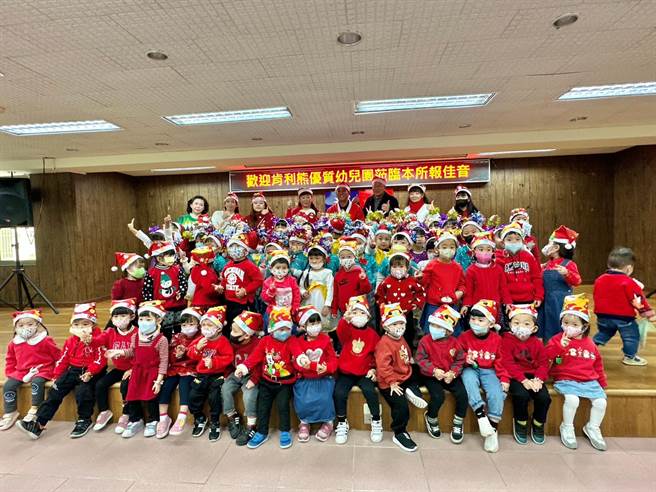 金門肯利熊優質幼兒園師生今日上午前往金湖鎮公所報佳音，受到鎮公所熱情的歡迎。(圖／金湖鎮公所提供)