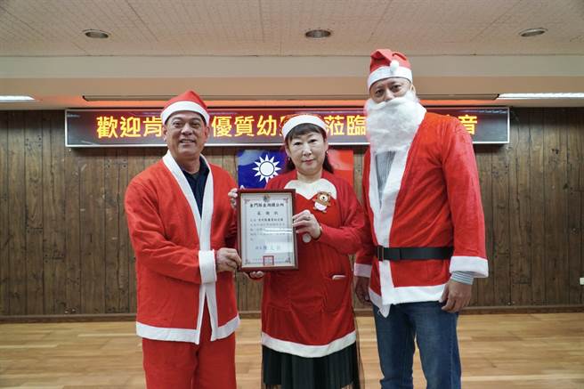 鎮長陳文顧(左)與代表會主席蔡乃靖(右)也扮起聖誕老公公同樂，並贈感謝狀給幼兒園長王怡人(中)。(圖／金湖鎮公所提供)