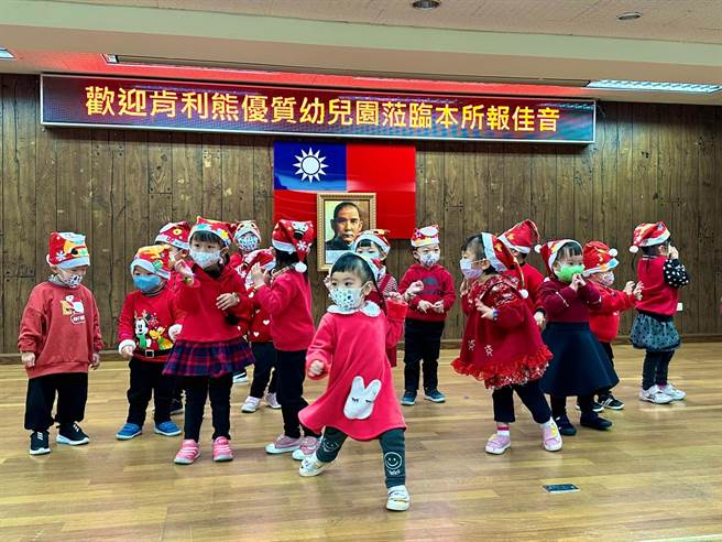 小朋友們上台帶來精神聖誕歌曲舞蹈，把歡樂、喜悅、感恩、平安帶到每個家庭中。(圖／金湖鎮公所提供)