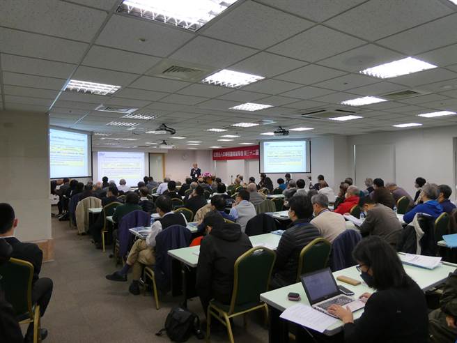 民进党政府力推非核家园政策，却让国内能源供给亮红灯，执政6年余就发生5次全台大跳电。前总统马英九今出席活动时表示，台湾能源问题的解决，并不缺技术、资金与人才，唯一缺的就是一个头脑清楚，反应快速，知错能改的政府。（周志豪摄）