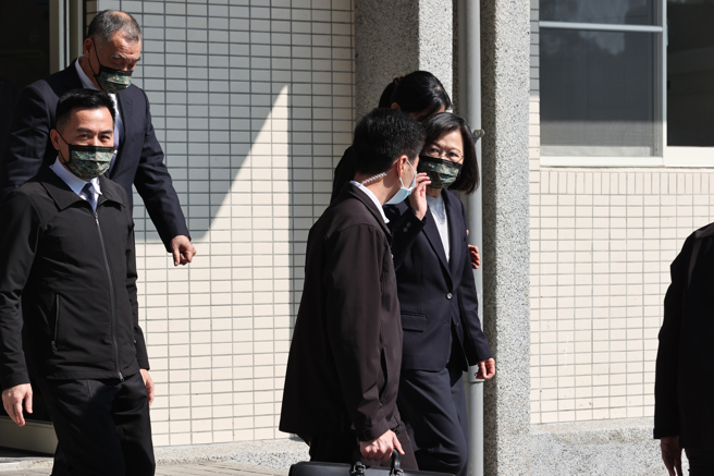 蔡英文用餐后走出来，皱眉头不回应败选问题。(林雅惠摄)