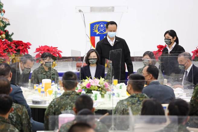 蔡英文与官兵共进午餐，提前祝大家圣诞快乐。（陆军8军团提供）