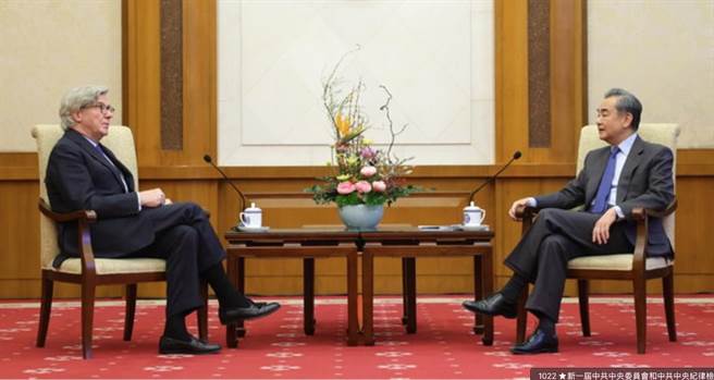 大陆国务委员兼外长王毅22日在北京会见美国亚洲协会董事会联席主席桑顿。（中国外交部官网）