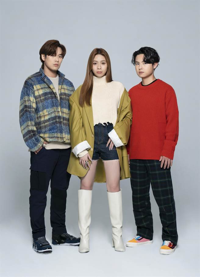 告五人备好暖暖包抵抗跨年寒流。（丽宝乐园提供）