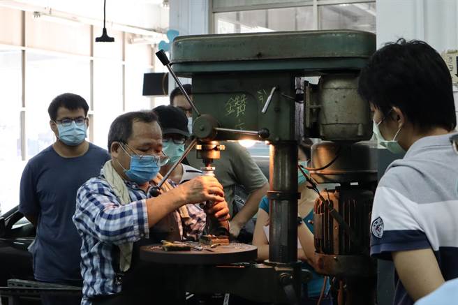 中壮年失业劳工参与职训，训后稳定就业有机会获得1万元奖励金。图为机械加工职训上课情形。（新北市劳工局提供）