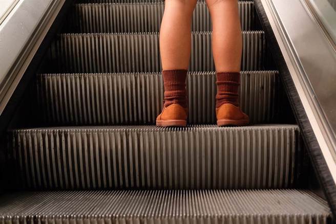 按摩师北捷偷拍短裙妹内裤，离谱尾随掀裙摸腿！下场惨了。(达志影像)