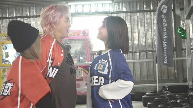 王仁甫（左）挺出胸挑衅峮峮。（中视提供）