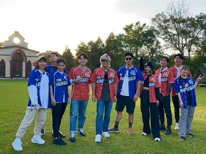 峮峮（左起）、陈子辁、叶欣眉、黄豪平、王仁甫、许孟哲、蔡黄汝、孙协志、梁赫群、严正岚在《飢饿游戏》中玩游戏闯关。（中视提供）