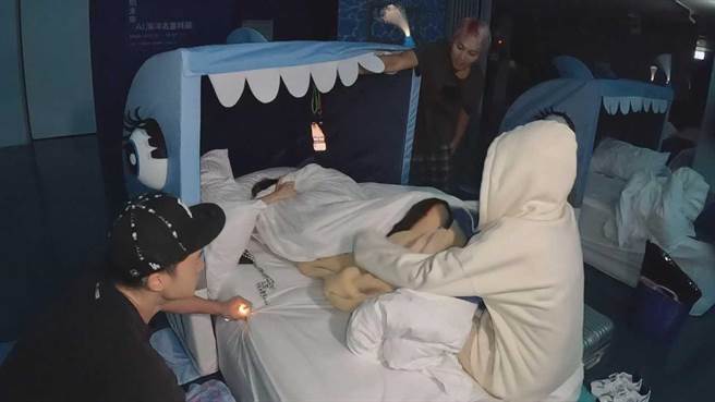 主持群3人联手叫醒蔡黄汝。（中视提供）