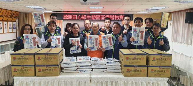 陆海空军常备士官班相互关怀协会捐赠金门地区弱势荣民遗眷白米250包。(图／金门荣民服务处提供)
