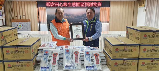 捐赠仪式由金门荣服处长游文勇(右)代表接受，并赠予该协会金门分会长何永城(左)感谢状。(图／金门荣民服务处提供)
