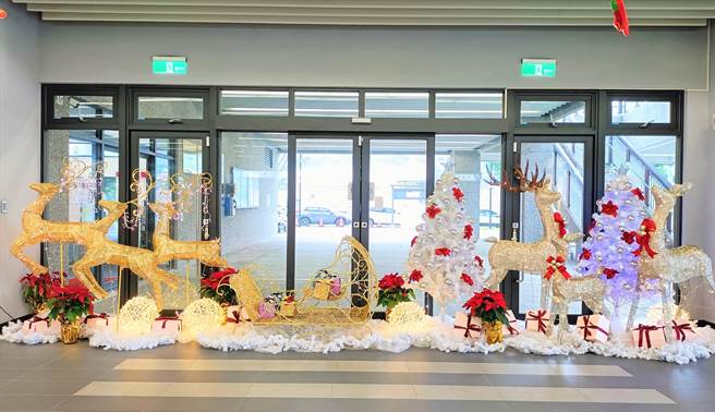 八里行政中心大厅瀰漫着圣诞氛围。（八里区公所提供）