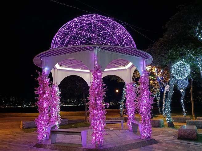 八里左岸公园的街景灯饰，充满浪漫气氛。（八里区公所提供）